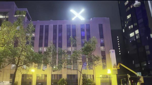 前推特旧金山总部拆除了闪烁的“X”标志