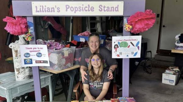 11岁女孩用冰棒摊为乳腺癌研究筹款
