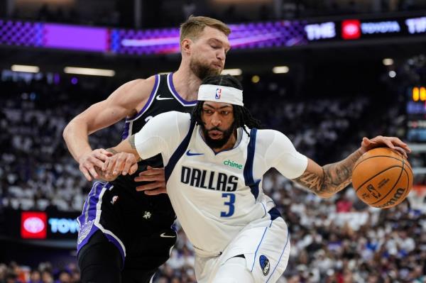 Anthony Davis, who scored 27 points, drives on Domantas Sabo<em></em>nis during the Mavericks' play-in win over the Kings.