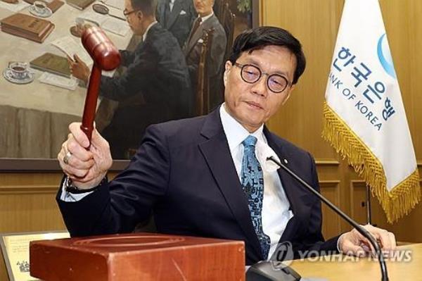 Bank of Korea (BOK) Gov. Rhee Chang-yong bangs the gavel to open a Mo<em></em>netary Policy Committee meeting at the central bank in Seoul on April 17, 2025. (Pool photo) (Yonhap)