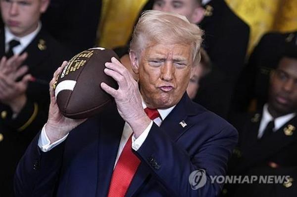 U.S. President Do<em></em>nald Trump receives a football during the Commander-in-Chief Trophy Presentation to the Navy Midshipmen at the White House in Washington on April 15, 2025, in this EPA photo. (Yonhap)