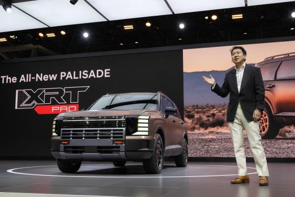 Hyundai Motor and its independent Genesis brand's chief designer Lee Sang-yup gives a briefing on the all-new Palisade SUV during the press day of the New York Internatio<em></em>nal Auto Show on April 16, 2025, in this photo provided by Hyundai Motor Co. (PHOTO NOT FOR SALE) (Yonhap)