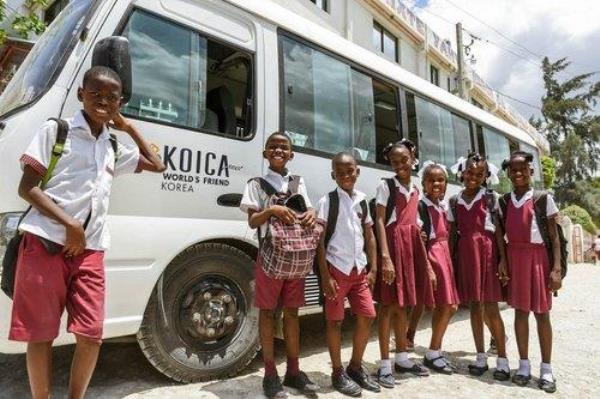 Haitian children pose in front of a school bus provided by the Korea Internatio<em></em>nal Cooperation Agency (KOICA), in this undated photo provided by the agency. (PHOTO NOT FOR SALE) (Yonhap)