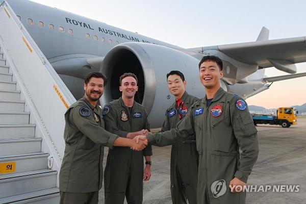 This file photo, provided by the South Korean Air Force, shows South Korean and Australian pilots greeting each other as the latter's aerial tanker arrives at an air ba<em></em>se in Gimhae, some 310 kilometers southeast of Seoul, to join Freedom Flag, a two-week South Korea-U.S. joint air force drill that began Oct. 21, 2024. (PHOTO NOT FOR SALE) (Yonhap)