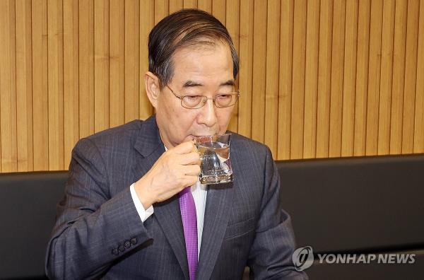 Acting President and Prime Minister Han Duck-soo takes a drink of water at a restaurant on April 16, 2025. (Yonhap)