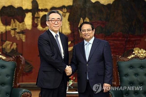 Foreign Minister Cho Tae-yul (L) shakes hands with Vietnamese Prime Minister Pham Minh Chinh as they meet in Hanoi on April 16, 2025, in this EPA photo. (PHOTO NOT FOR SALE) (Yonhap)