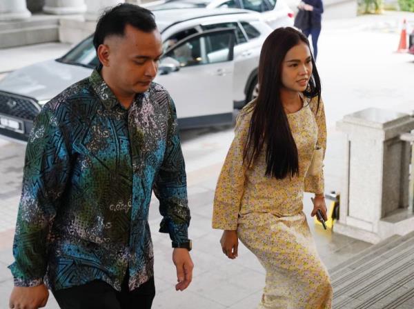 Celebrity Bella Astillah o<em></em>nce again drew attention when she attended the third day of the hearing of an appeal by Muar MP Syed Saddiq Syed Abdul Rahman at the Court of Appeal in Putrajaya, today. - Photo by ROSLI TALIB/SINAR 